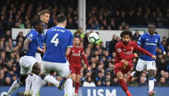 这是发生了甚么？约基奇突然给队友约维奇来了一下，表情不太对劲