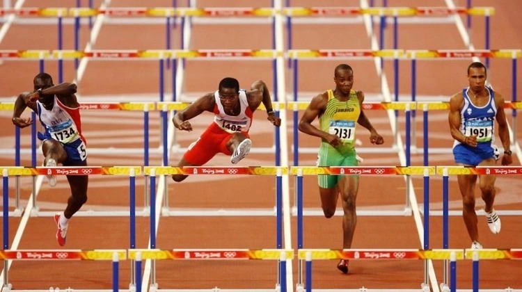 为什么球员在关键失误后会习惯性整理帽子来重置心理状态